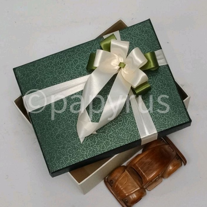 

PAPYRUS Kombinasi 17,5x22,5 Tinggi 5cm Kotak Kado Gift Box Hadiah V2