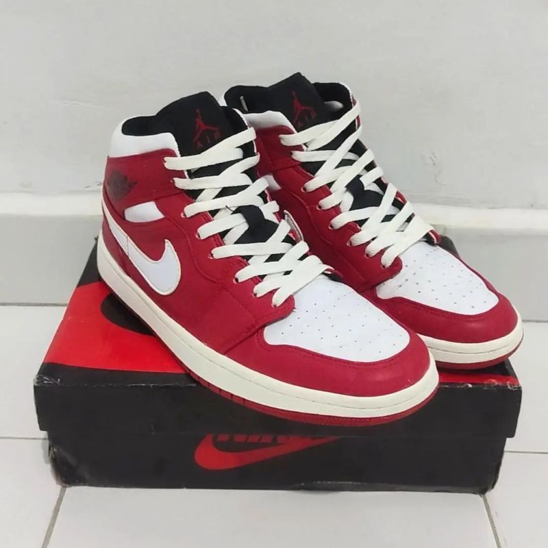 Air Jordan 1 Mid 'Chicago' 2018