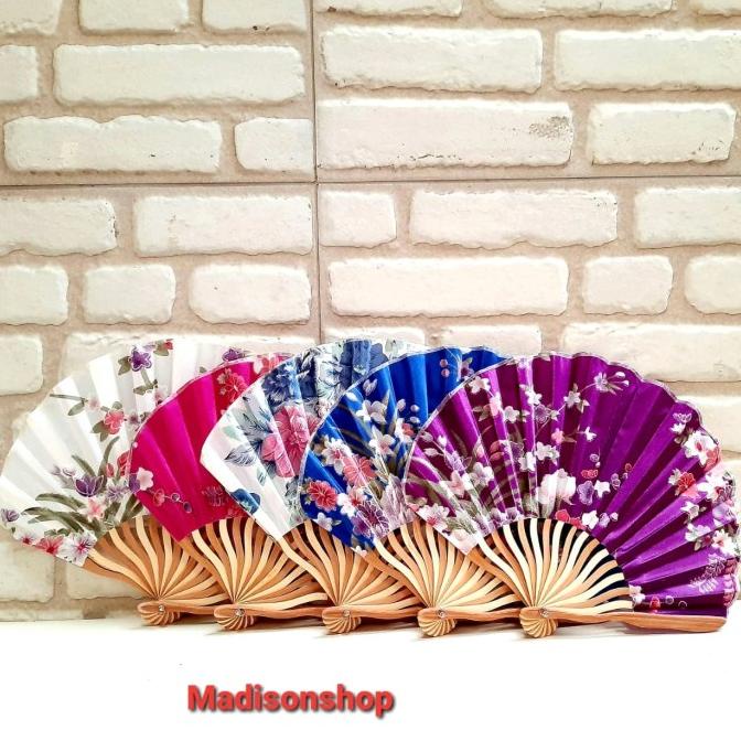 

Kipas Menari Oval Tangkai Ulir Dekorasi Imlek Kado Soevenir Kipas Kain Original