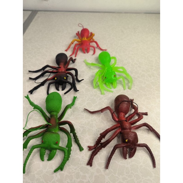 mainan karet semut besar