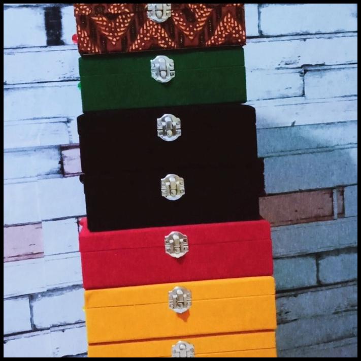 

HOT DEAL BOX PLAKAT CUSTUME BLUDRU HITAM UKURAN 22X10X9 CM !!!!!