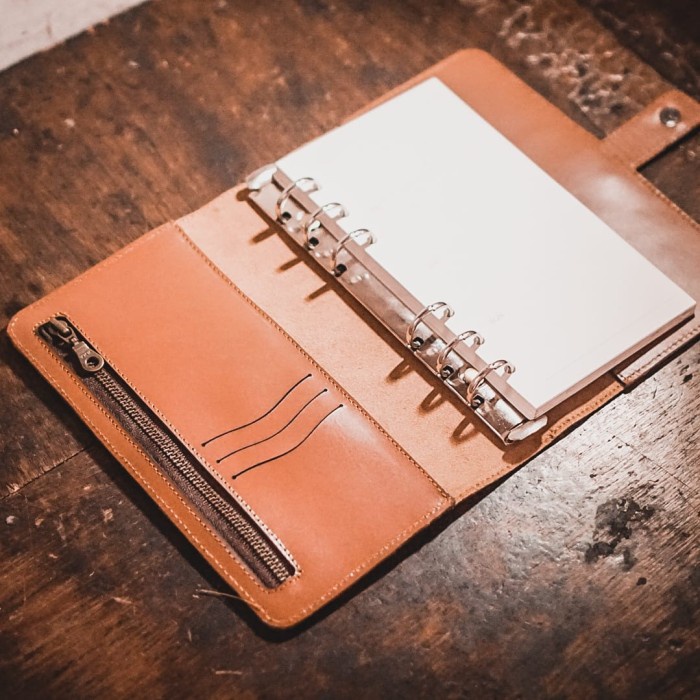 

Promo Binder A6 Buku Agenda Kerja Cover Kulit Sapi Gratis Grafir Suka Suka