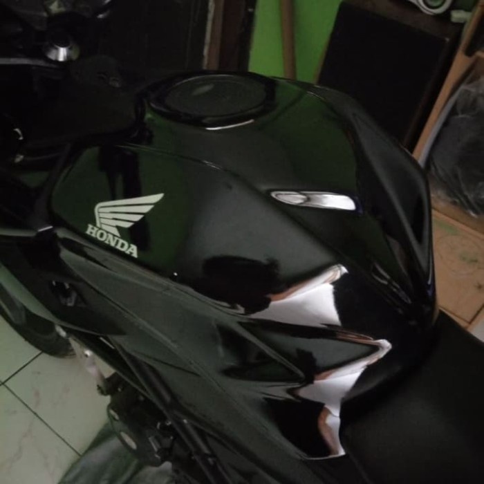 cover tank / kondom tangki new cb150r hitam kilap