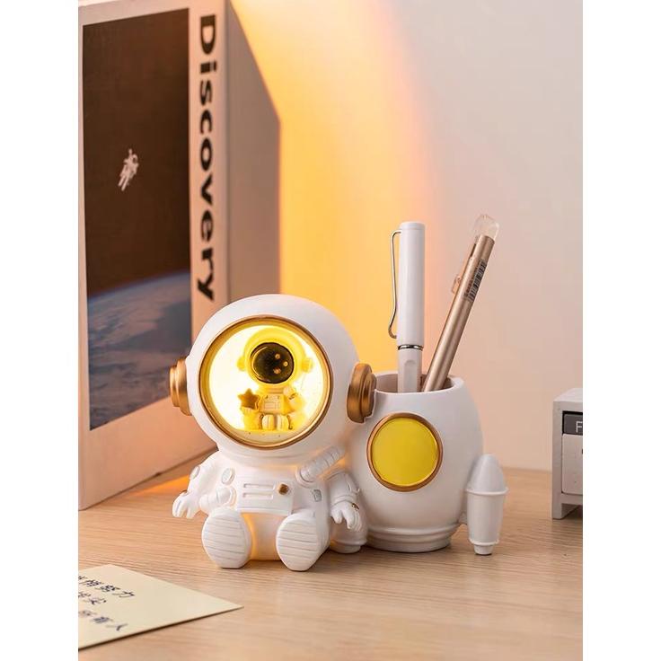 

Tempat Pensil Astronot Lampu Meja Lampu Astronaut Souvenir Ulang Tahun Holder Pen Custom Nama