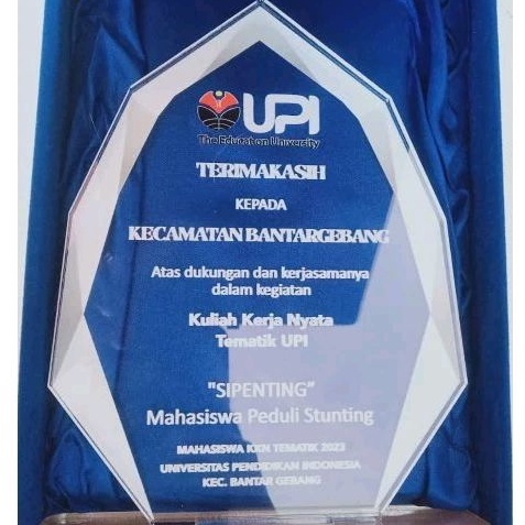Standee custom, plakat akrilik, trophy akrilik, plakat wisuda, trophy wisuda murah, vandel wisuda
