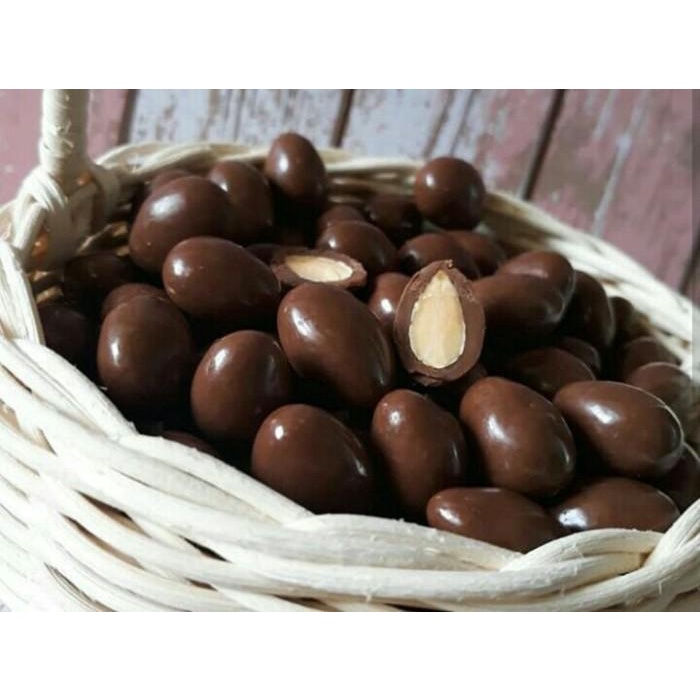 

COKLAT ISI ALMOND 500 GRAM