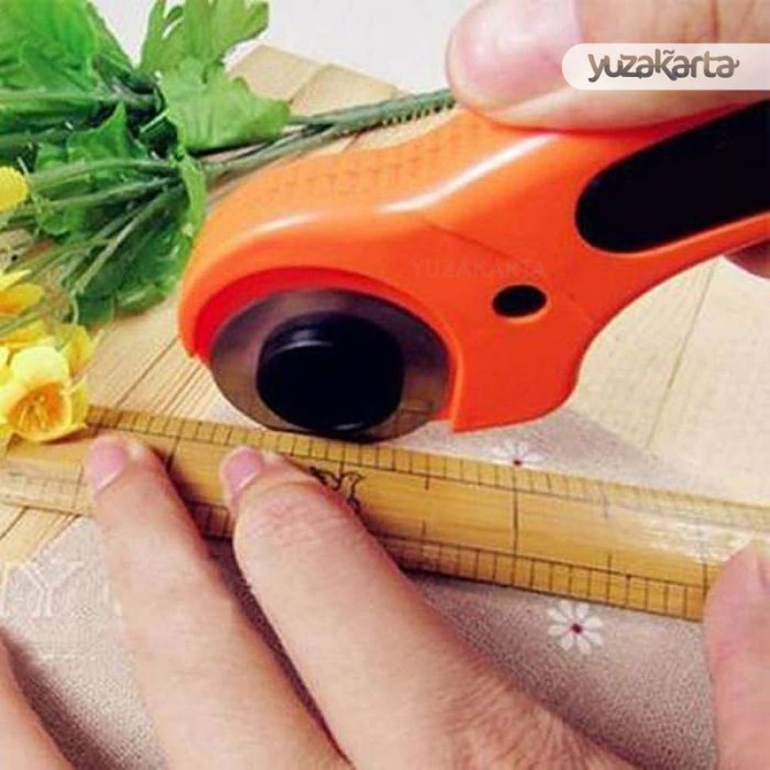 

Cutter Alat Pemotong Rotary Roller Blade Pisau Bulat Putar Knife Cuter
