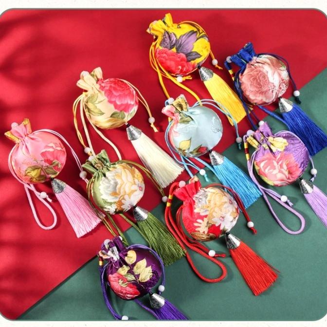 

Ready Gantungan Hoki Kantong Koin Kain Tinsel Merah Dekor Imlek Cheongsam Limited Edition