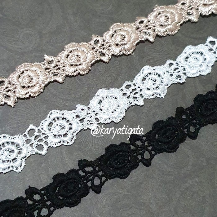 

Renda Giper/Gyper Bordir Tengah Motif Mawar 52935 Lebar 2 cm (15 Yard)