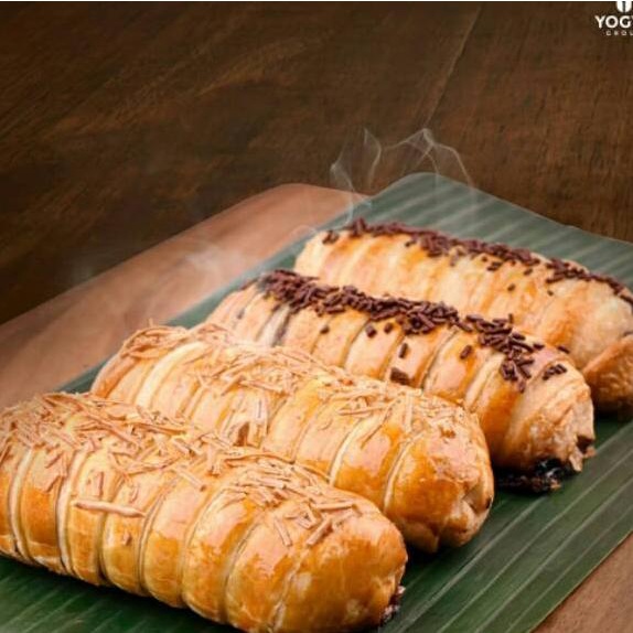 

Pisang Molen Bolen Lilit Yogya Bakery Bread.Co Bandung Hits Oleh Oleh Bandung