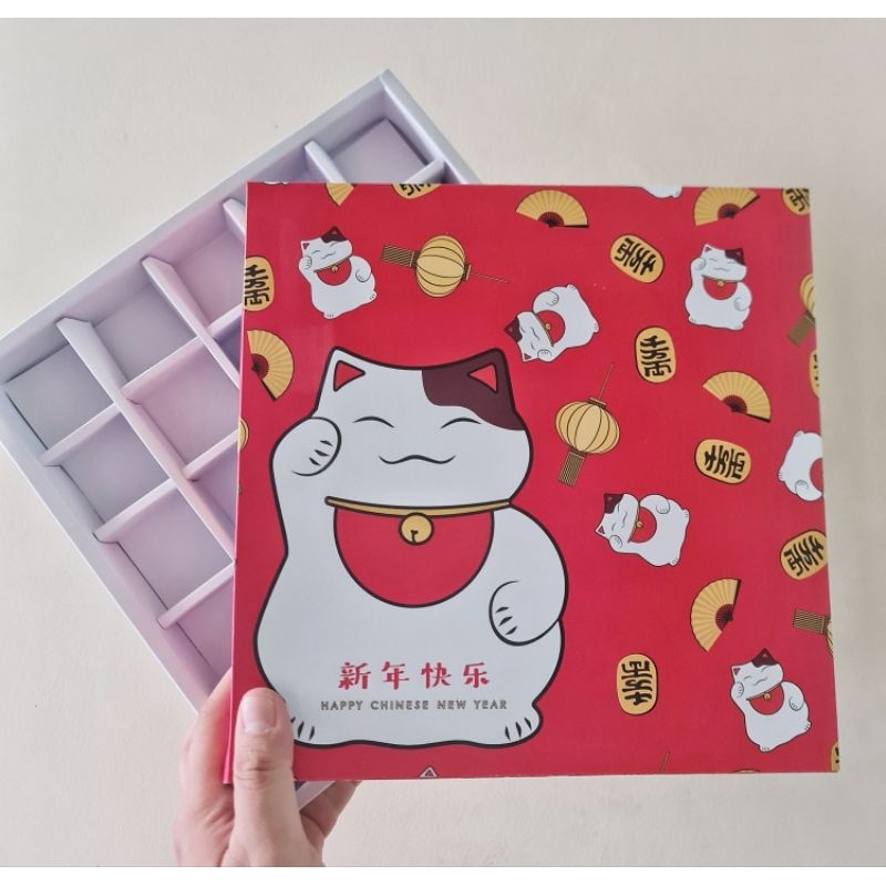 

5 pcs dus box putih merah imlek motif lucky cat sekat 25 size 4.5 cm