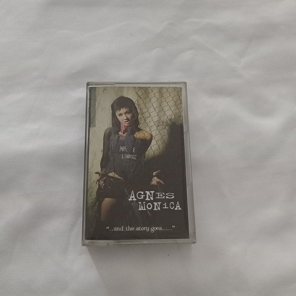 KASET AGNES MONICA