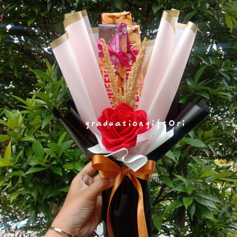 

Bisa Cod Bucket Bunga Valentine / Buket Coklat Silverqueen / Bouquet Coklat Murah