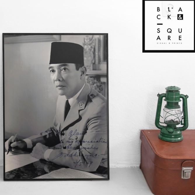 Foto Langka Bung Karno - Digital Print Premium Poster + Frame Size A1