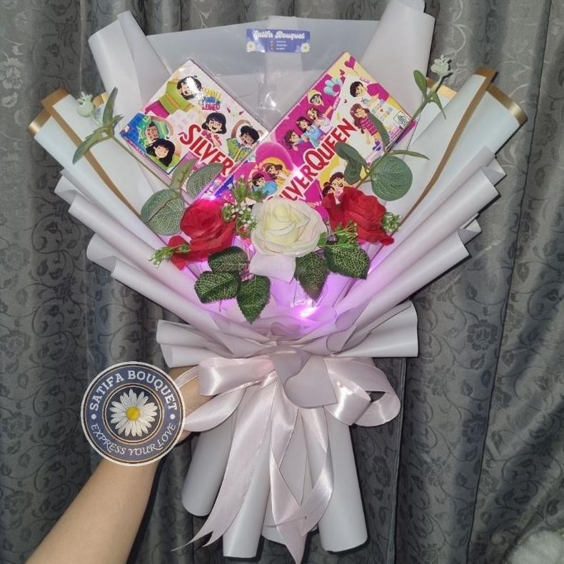 

{VALENTINE} (READY STOCK) Bouquet Coklat Silverqueen + Bunga Palsu Hadiah Untuk Ayang Valentine | Buket Valentine's Day | Bucket Coklat Silverqueen Bear Edisi Valentine Hampers Satifa Official Bouquet TERLARIS