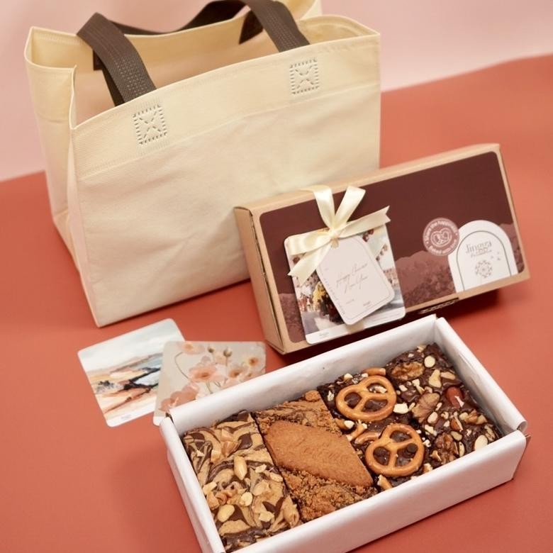 

PROMO MURAH (READY)Fudgy Brownies Jingga Patisserie | Hampers Imlek| CNY Hampers