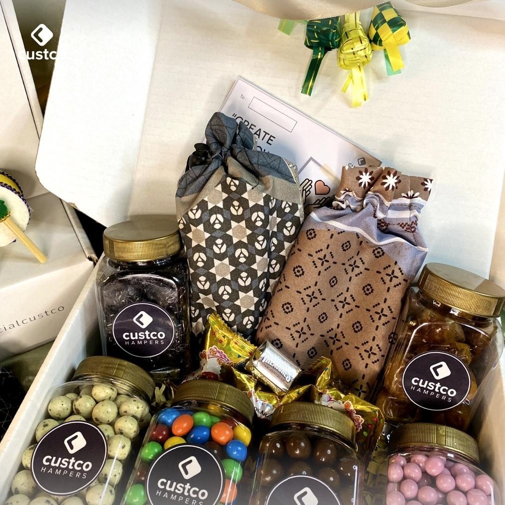 

PROMO MURAH Hampers Cokelat Premium + Kurma + Sajadah | HC07 | Custco Hampers Lebaran | Parcel Cokelat | Kado Cokelat | Hampers Lebaran Cokelat