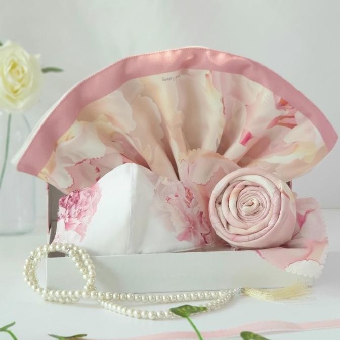 

Hampers Lebaran Seruni Living Paket Sajadah-Hijab-Masker Alyssa