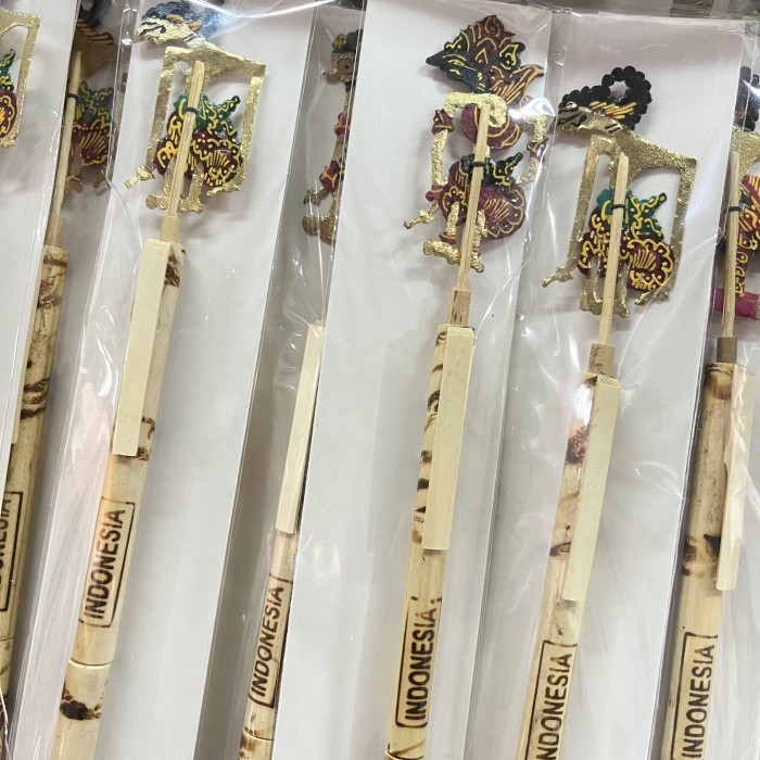 

Pulpen Wayang Kulit 1 Kodi (Isi 20Pcs) Oleh-Oleh Khas Jogja Indonesia