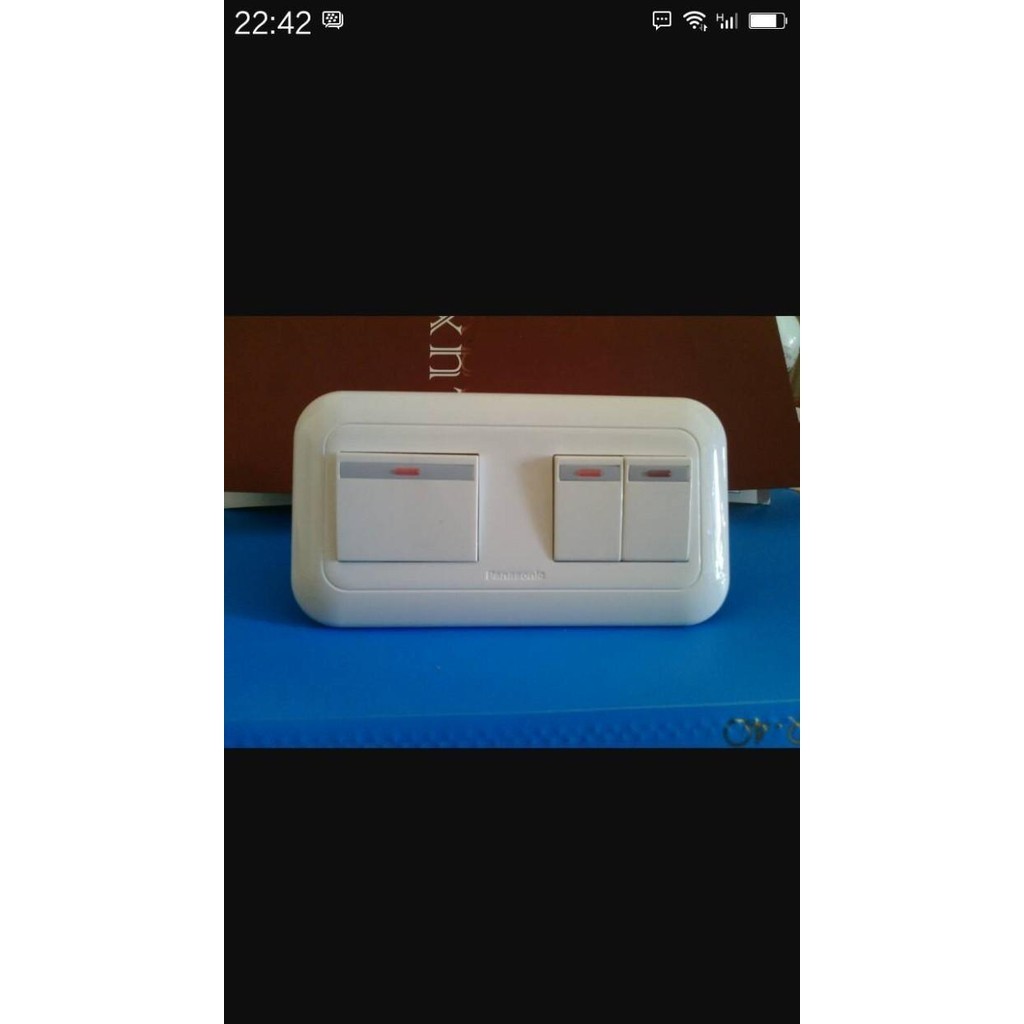 PANASONIC SAKLAR TRIPLE+LAMPU/SAKLAR TRIPLE +LAMPU MENYALA PANASONIC