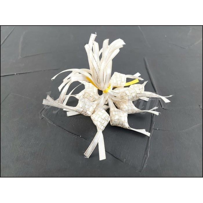 

Hiasan Idul Fitri - Ketupat -Putih List Gold ;Lebar 0.6Cm; 1Pack 12Pcs 093