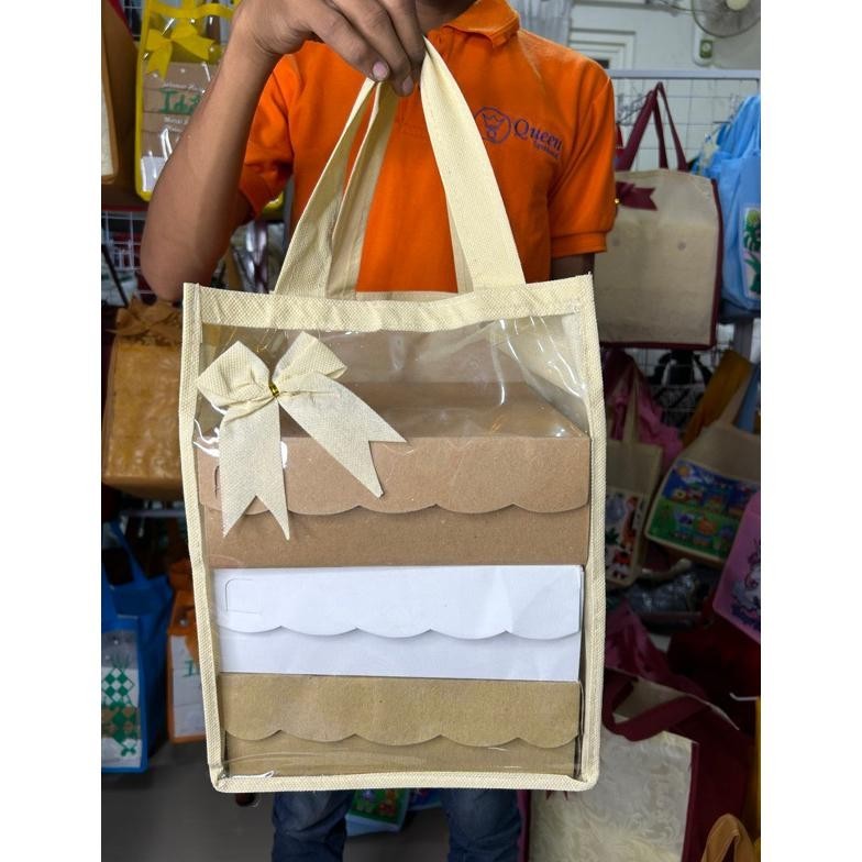 

Tawaran eksklusif untuk Anda yang istimewa!" HARGA LUSIN ISI 12 BIJI -TAS HAJATAN MIKA TEBAL PREMIUM DI KELASNYA 0.25 MM SIZE 22x22x30cm ||