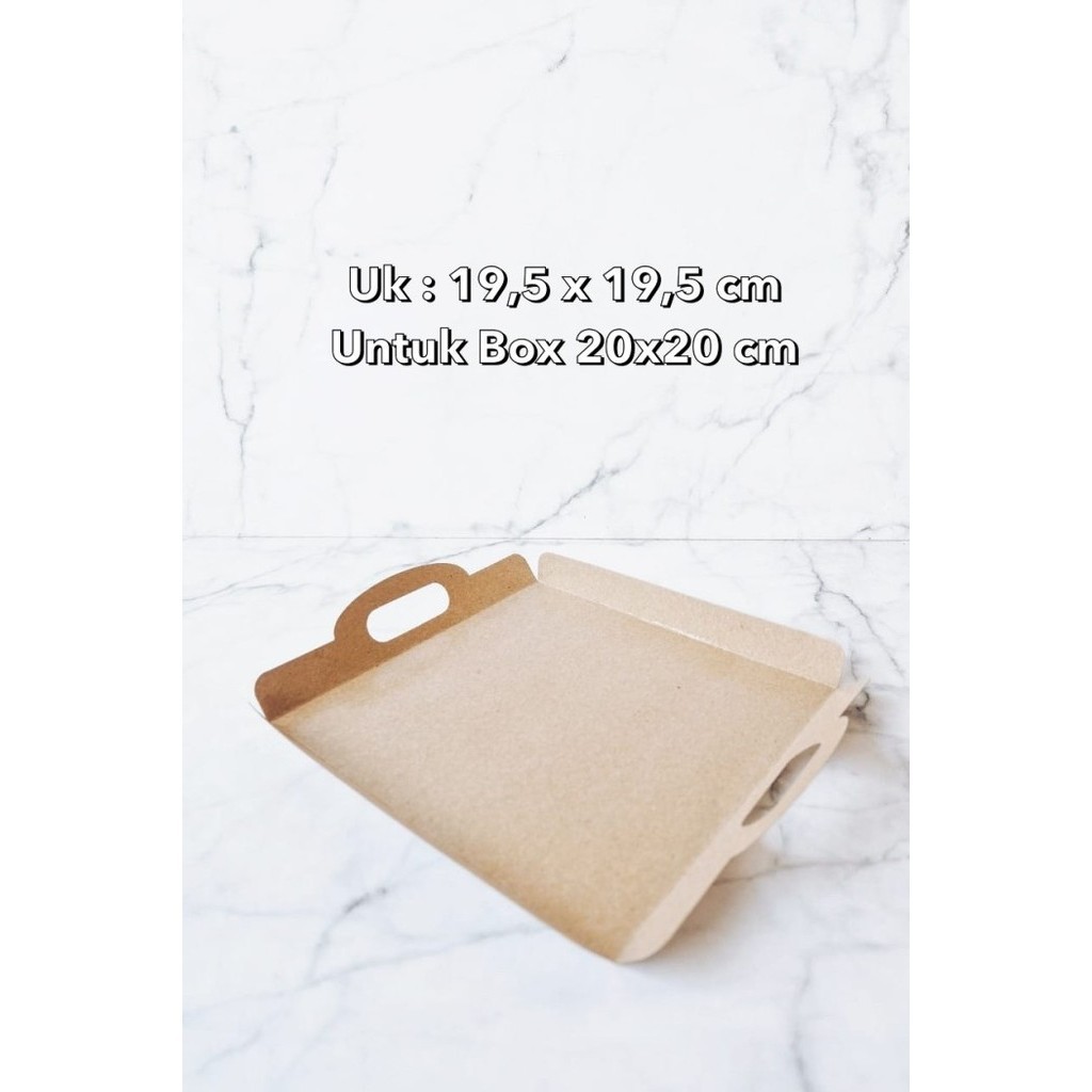 

Alas Tatakan Kue Bahan Kraft Laminasi +-19,5X19,5 Cm