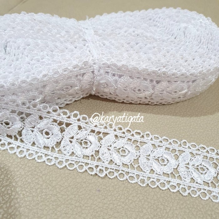 

Renda Tengah Giper Bordir Motif Bunga Lebar 3,5 cm - Putih (15 yard)