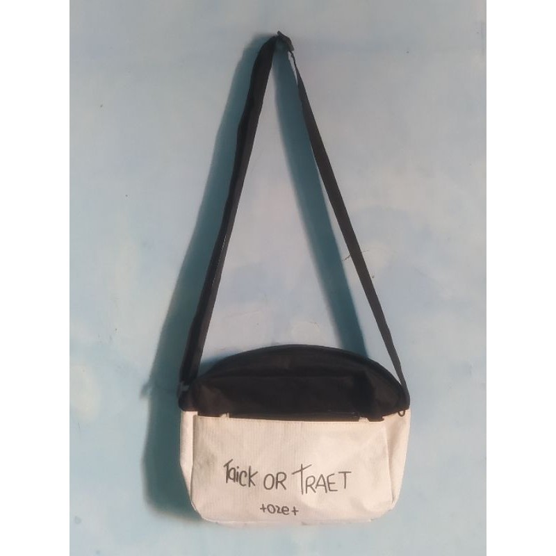 Preloved Tas Wanita Kecil Tas Selempang Kanvas Hitam [Bekas]