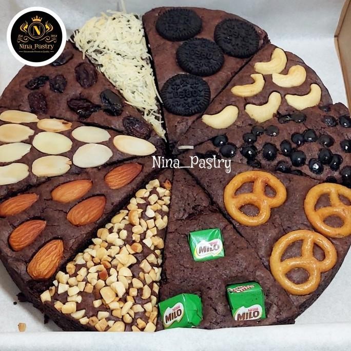 

BROWNIES FUDGY BROWNSUGAR PIZZA KEMASAN HAMPERS+KARTU UCAPAN
