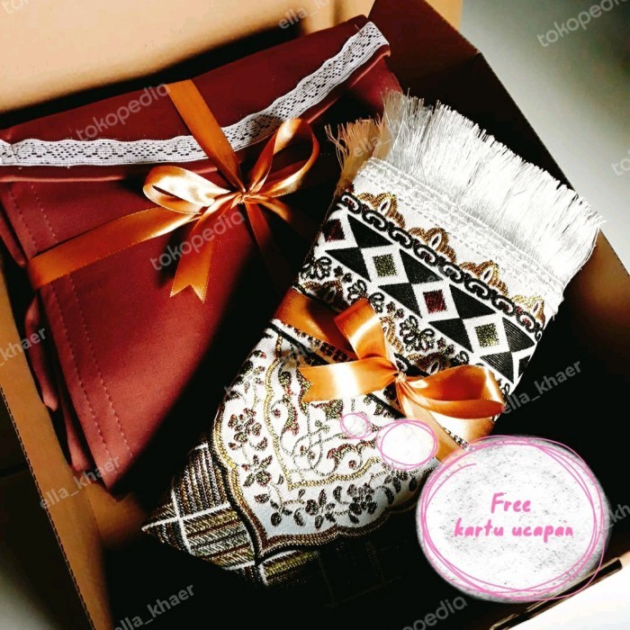 

Hampers Wanita Mukena Sajadah Mewah Kartu Ucapan