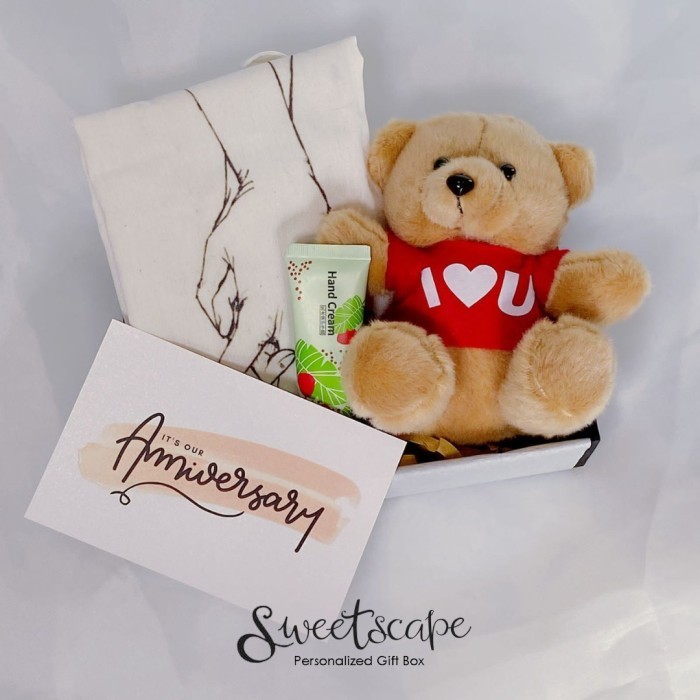 

Gift Box Package 390-Paket Hampers 390 - Souvenir Anniversary Lucu