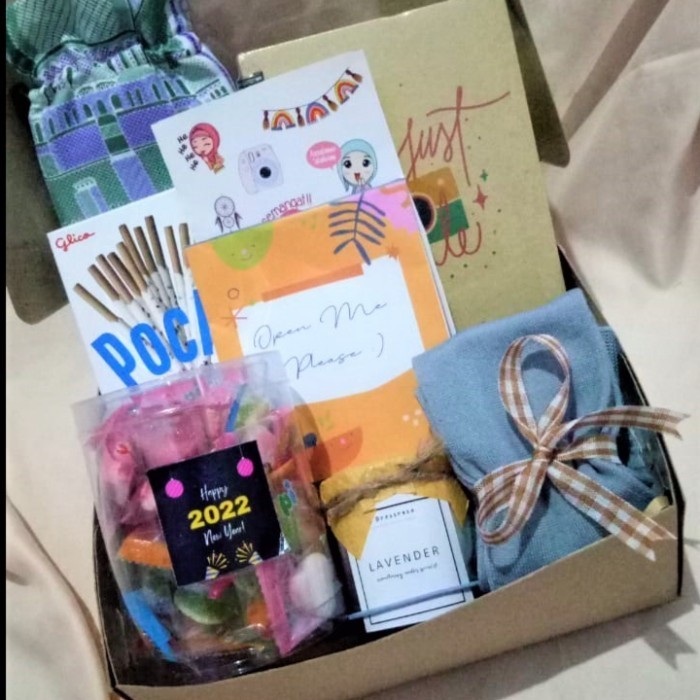 

Hampers Spesial Ulang Tahun/Tahun Baru/Wisuda Sajadah Notebook Lilin