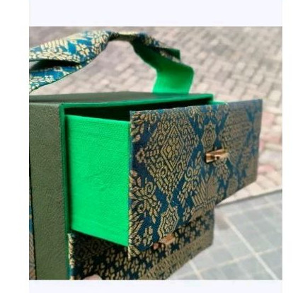 

Hampers Laci kain Songket Hijau ( lebaran/Idul Fitri)