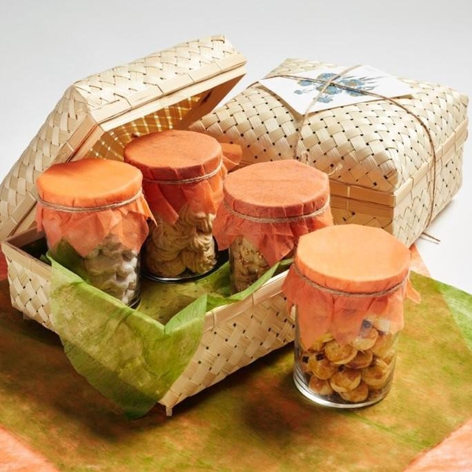 

Hampers Lebaran CemilanTanteChi | Dekor Cantik dan Kartu