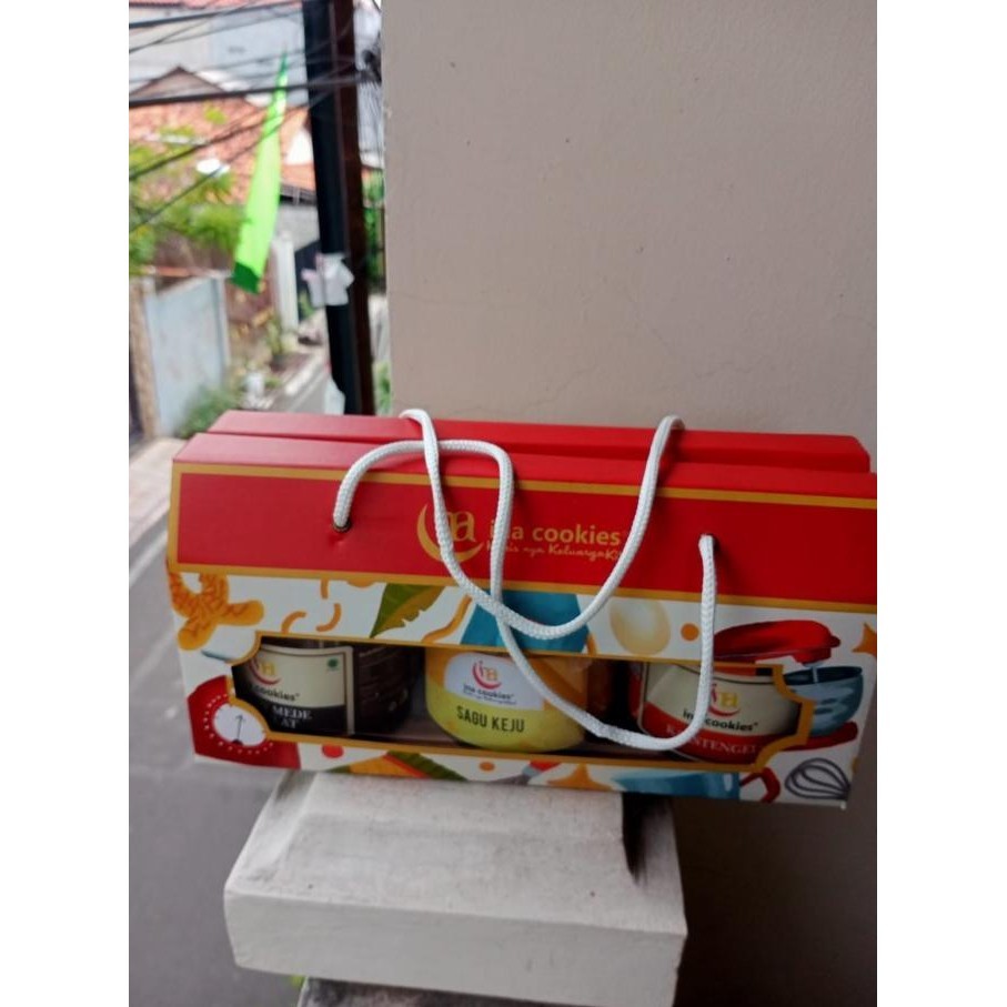 

INA Cookies Hampers Jar Kaca isi 3 / Parcel kue kering box exclusive TS12