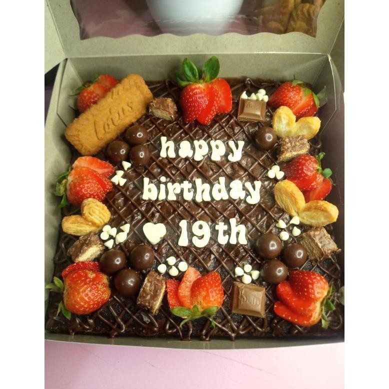 

LANGSUNG KIRIM ( BISA INSTANT ) BROWNIES SHINY CRUST UCAPAN SIZE 20X20