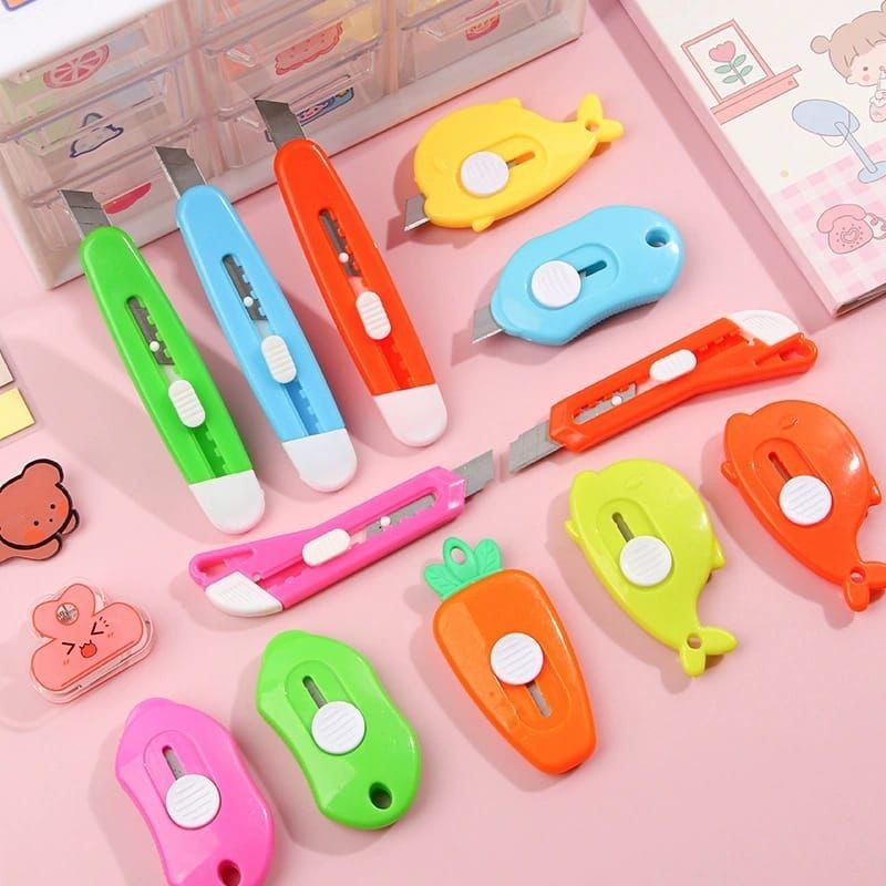 

Cutter Motif Karakter Mini/Pisau Kecil Mini Silet/Cuter Mini Viral Motif Lucu/Cuter Pisau Mini Portable