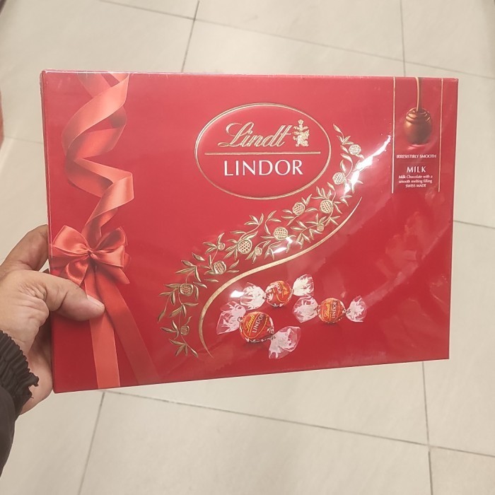 

+++++] LINDT LINDOR MILK CHOCOLATE GIFT BOX 168 GR