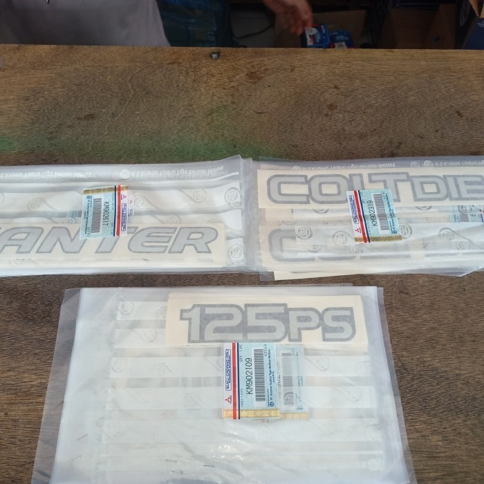 Stiker Body Kabin Canter Set Original