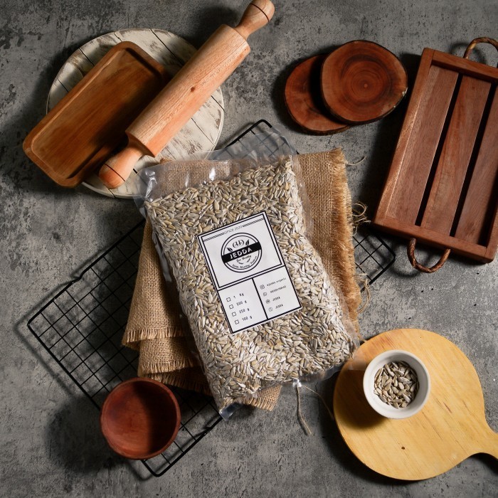 

Sun Flower Seed Raw 1 Kg/Biji Bunga Matahari Kupas(Kuaci)