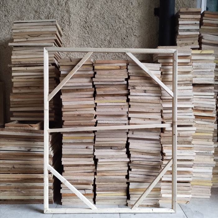 

SPANRAM/FRAME RANGKA KAYU UKURAN 100 X 150 X 3CM KAYU PINUS