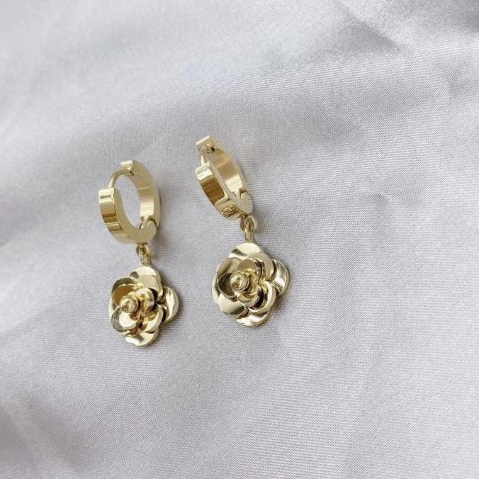 anting titanium impor anti karat/anting rose anti karat