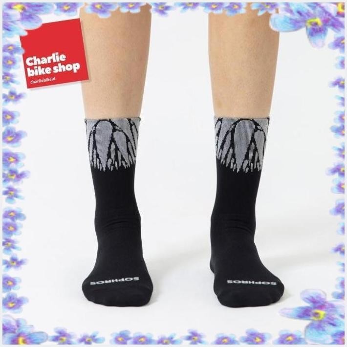 

[CBS] KAOS KAKI COMME STUDIOS X DARBOTZ SOPHROS SOCKS UNIVERSAL SIZE
