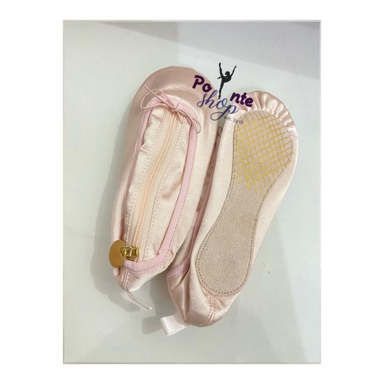 

TERMURAH READY STOCK (NO BRAND) TERBARU REPLIKA PETIT TROUVER Ballet shoes Pencil case / make up bag /Ballerina Satin Ballet Pointe Shoe Pencil Case / Ballet pencil case / barang unik / barang estetik / aesthetic see-97