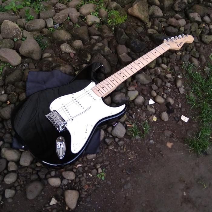 Gitar Fender By Squier Stratocaster Bullet Black With Tremolo