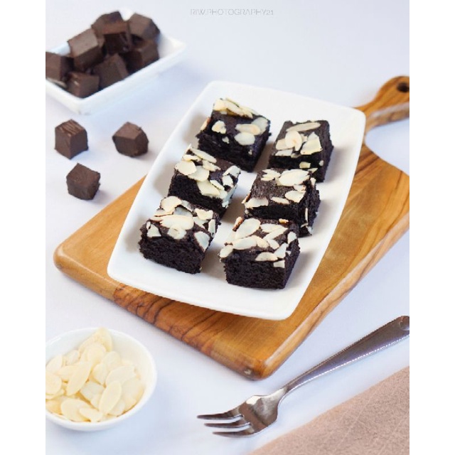 

Brownies Panggang Topping Almond ukuran Large