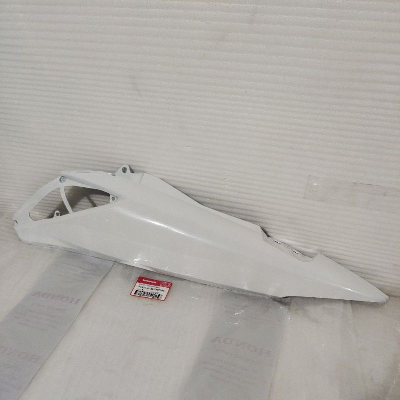 Cover Body samping Belakang Putih Kiri Honda Supra X 125 Original 64420-KTM-850FMX - RPMsemarang1 Pr