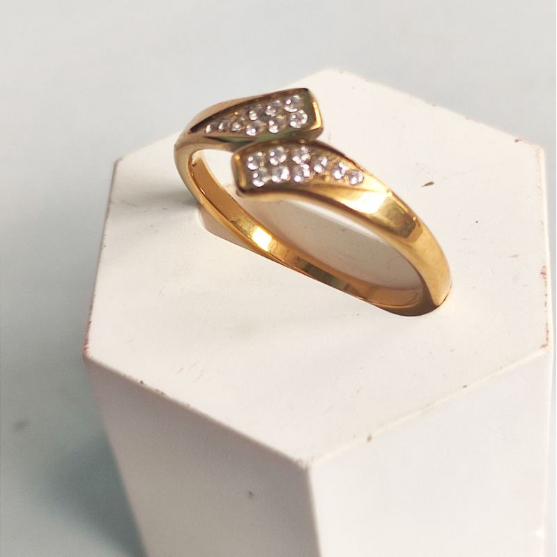 Cincin wanita titanium anti karat clep model simple mirip mas model permata kecil