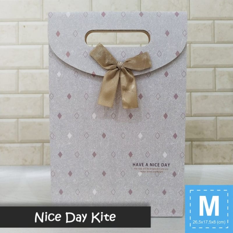 

Paper Bag Pita Motif Ukuran M / Tas Kertas Kado - NICE DAY